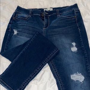 Stretchy distressed skinny jeans